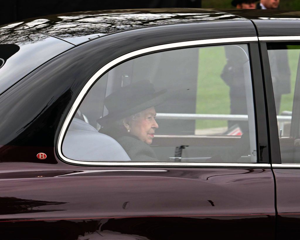 A rainha Elizabeth II chega à Abadia de Westminster para homenagem ao príncipe Philip, que morreu em abril do ano passado / Foto: Getty Images