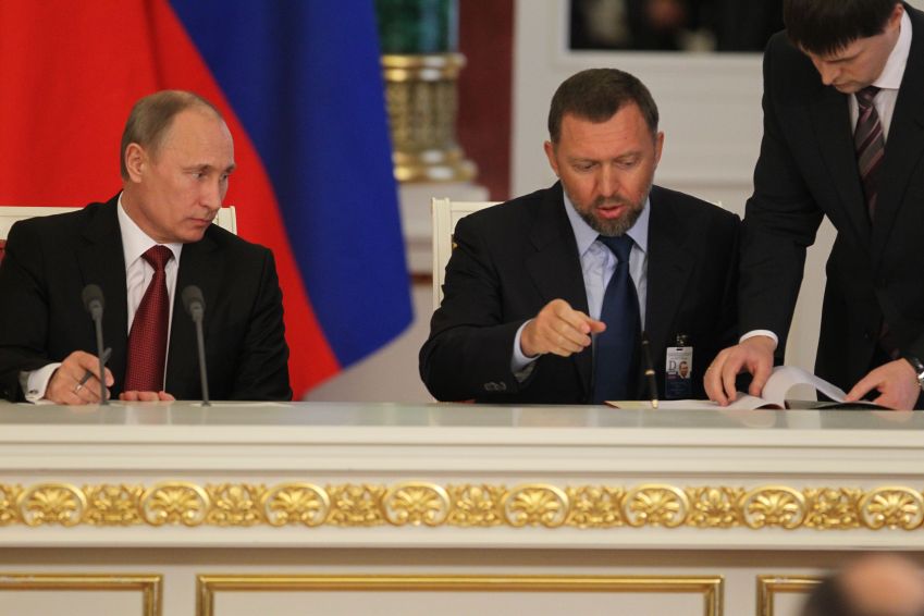 O bilionário russo Oleg Deripsaka e o presidente da Rússia, Vladimir Putin, durante cúpula Rússia-China / Foto: Sasha Mordovets/Getty Images