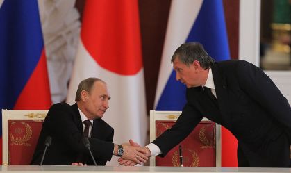 Presidente russo Vladimir Putin (esquerda) cumprimenta o presidente da Rosneft, Igor Sechin, em 2013