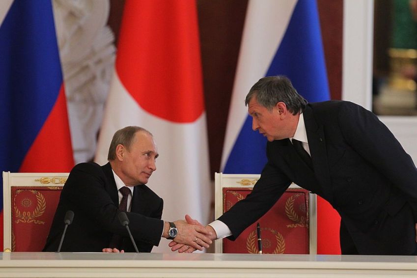 Presidente russo Vladimir Putin (esquerda) cumprimenta o presidente da Rosneft, Igor Sechin, em 2013 / Sasha Mordovets/Getty Images