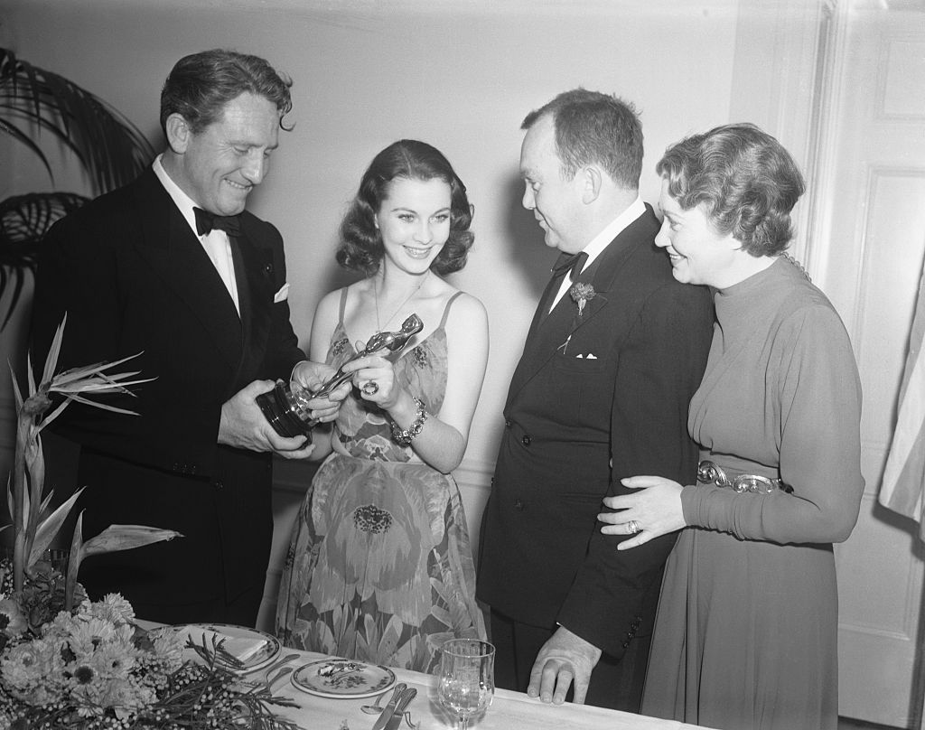 A partir da esquerda: Spencer Tracy e Vivien Leigh segurando seu Oscar de Melhor Atriz por "E o Vento Levou", enquanto Thomas Mitchell e Fay Bainter observam, após a cerimônia de premiação em Los Angeles em 29 de fevereiro de 1940.