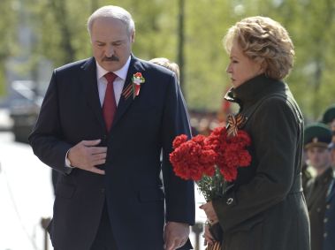Presidente de Belarus, Alexander Lukashenko, e sua esposa, Galina, no túmulo do soldado desconhecido em Moscou, em 2015