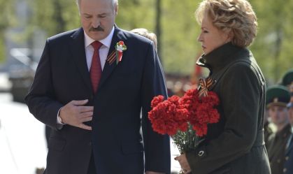 Presidente de Belarus, Alexander Lukashenko, e sua esposa, Galina, no túmulo do soldado desconhecido em Moscou, em 2015