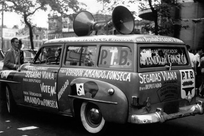 Candidatos às eleições fazem campanha pelo Rio de Janeiro em 1950 / Gamma-Keystone via Getty Images