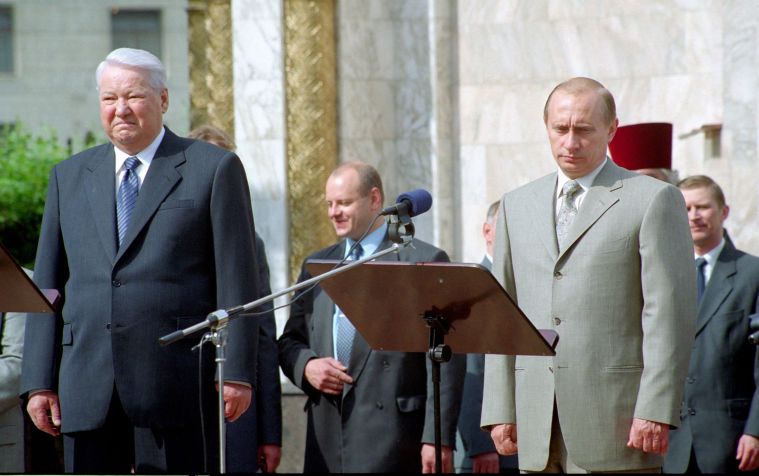 Boris Yeltsin e Vladimir Putin em evento político em Moscou, em 2004. / ullstein bild via Getty Images