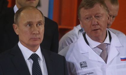 O presidente Vladimir Putin ao lado de Anatoly Chubais