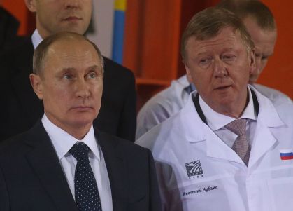O presidente Vladimir Putin ao lado de Anatoly Chubais