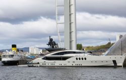 Superiate LADY M ancorado ao lado do centro de ciências de Glasgow, no rio Clyde, em Glasgow, ao lado do navio a vapor aposentado Clyde Queen Mary