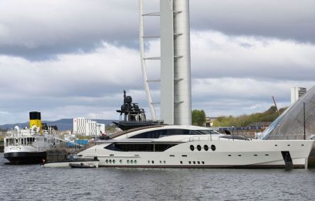 Superiate LADY M ancorado ao lado do centro de ciências de Glasgow, no rio Clyde, em Glasgow, ao lado do navio a vapor aposentado Clyde Queen Mary