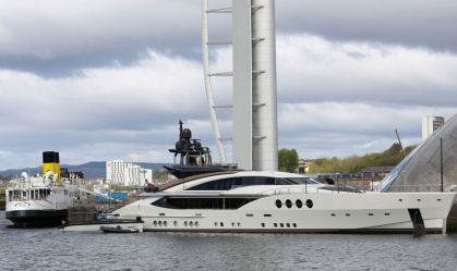 Superiate LADY M ancorado ao lado do centro de ciências de Glasgow, no rio Clyde, em Glasgow, ao lado do navio a vapor aposentado Clyde Queen Mary
