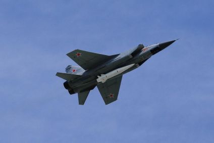 Os caças Mikoyan MiG-31K com mísseis hipersônicos Kinzhal sobrevoam a Praça Vermelha de Moscou