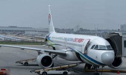 Avião da China Eastern Airlines durante embarque de passageiros