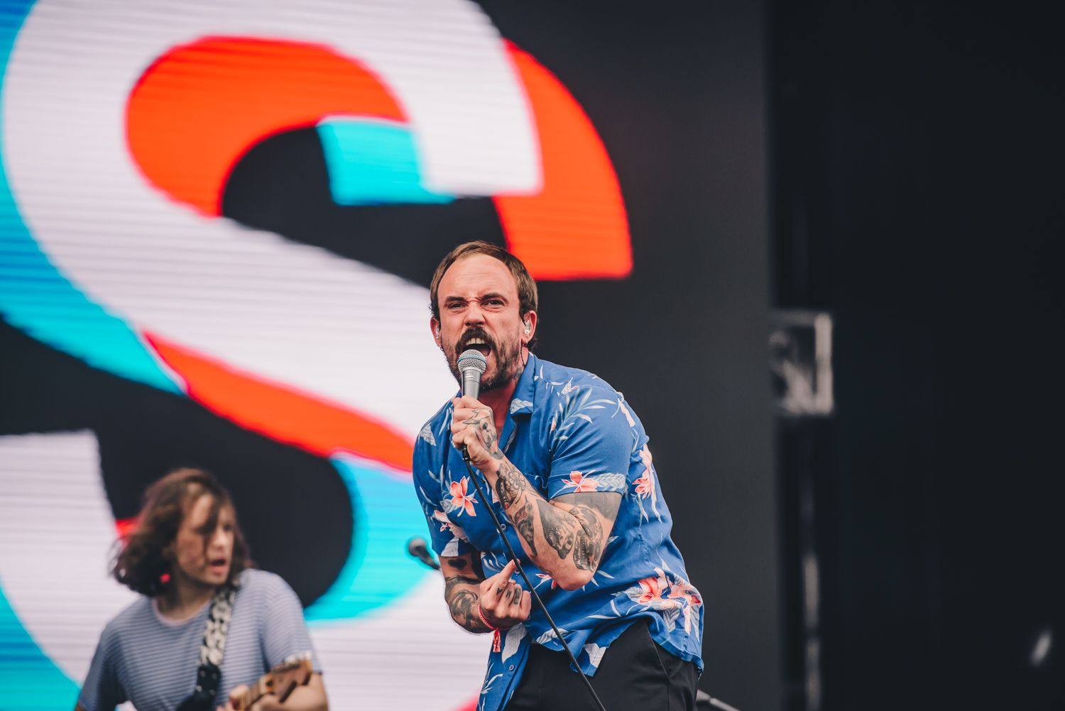 Vocalista do Idles, Joe Talbot, durante apresentação da banda neste domingo (27). / CAMILA CARA