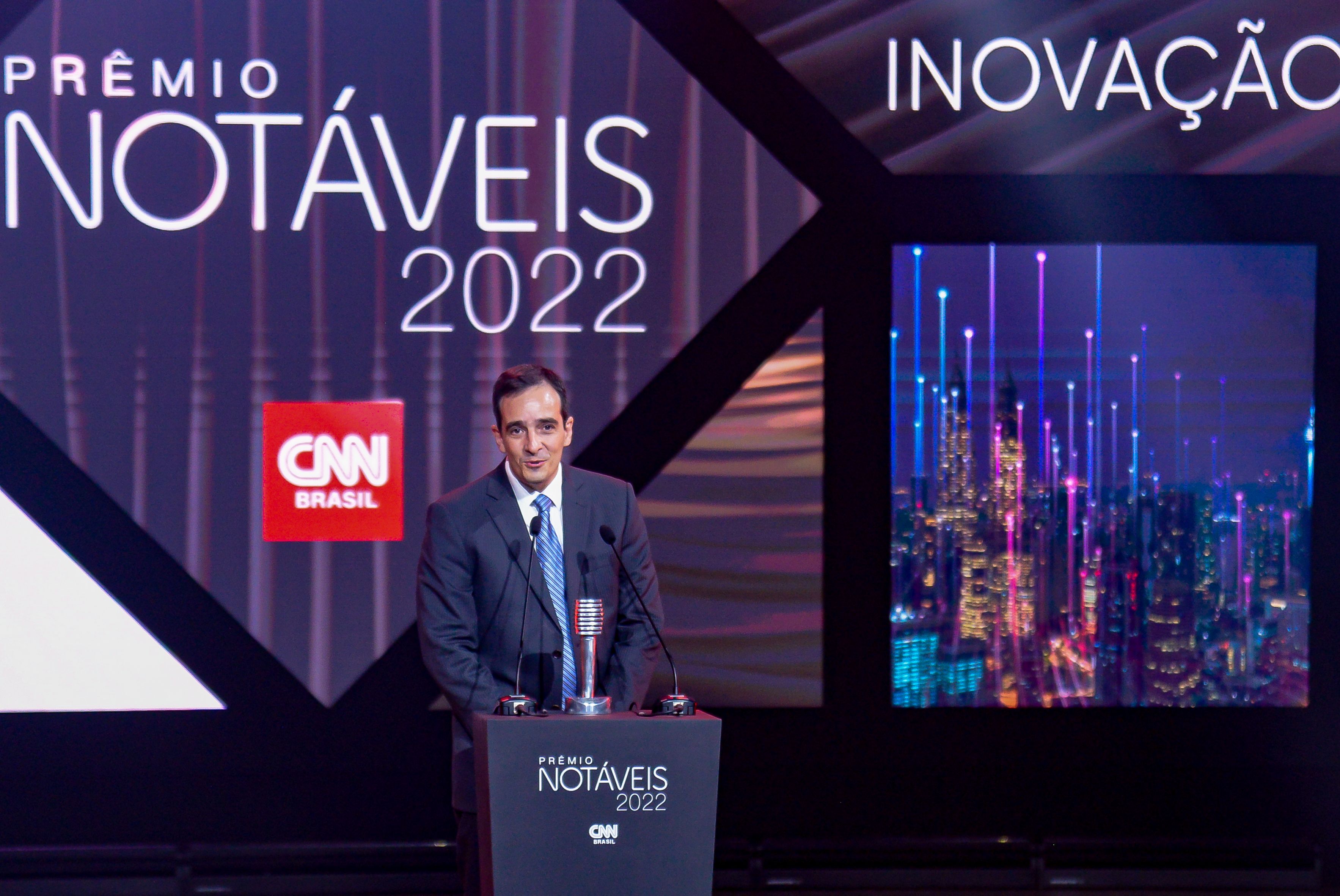 Gustavo Artuzo, diretor-executivo do Clique Retire, recebe o Prêmio Notáveis CNN 2022, na categoria Inovação / CNN Brasil