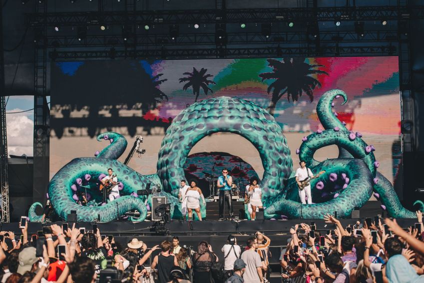 Jão se apresenta no Lollapalooza com polvo cenográfico no palco, neste sábado (27), / Camila Cara