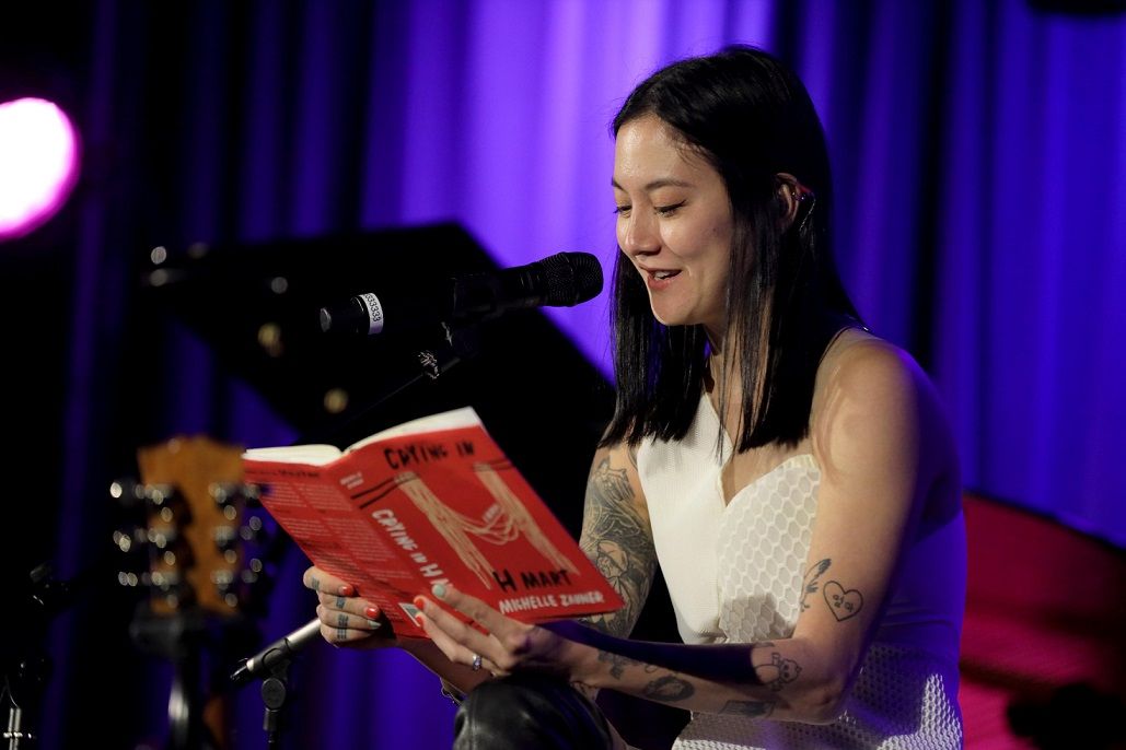 Michelle Zauner, vocalista do Japanese Breakfast, durante leitura de seu livro, em Los Angeles/ Getty Images