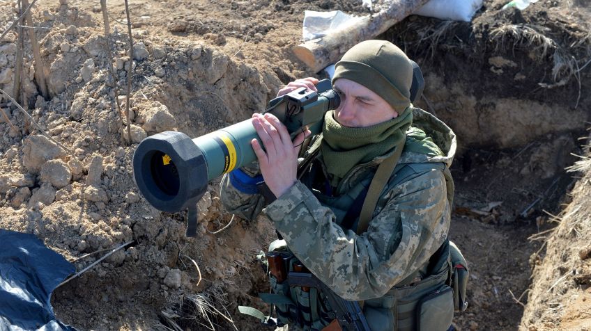 Um soldado ucraniano segura o FGM-148 Javelin, um míssil antitanque portátil de fabricação americana em um posto de controle perto da cidade ucraniana de Kharkiv / Foto: Sergey Bobok/AFP/Getty Images