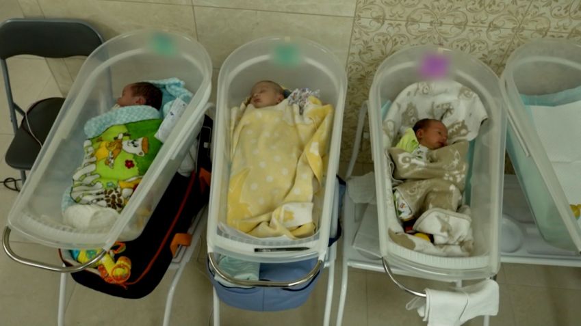 Bebês em centro de barrigas de aluguer de Kiev, na Ucrânia / Rebecca Wright/CNN