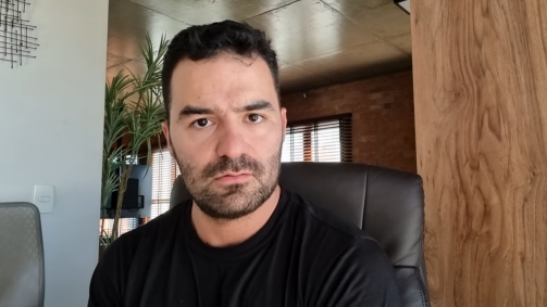 Arthur do Val em vídeo no qual pede desculpas por conteúdo de áudios sobre ucranianas.