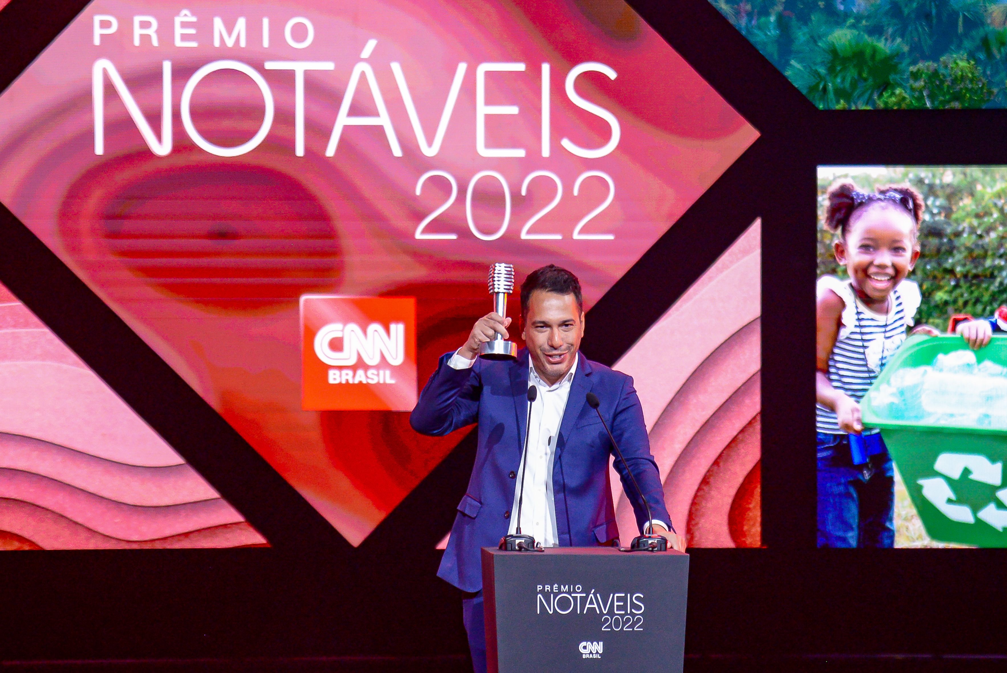 Tiago Soares, gerente-executivo de Sustentabilidade e Brand Experience do Banco BV, recebe o Prêmio Notáveis CNN Brasil 2022 na categoria Meio Ambiente / CNN Brasil