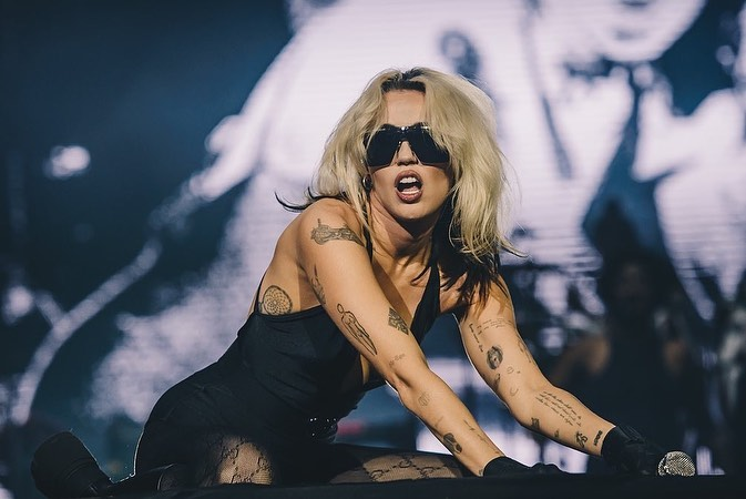 Miley Cyrus encerra o segundo dia de Lollapalooza no palco principal. / Miley Cyrus / Twitter