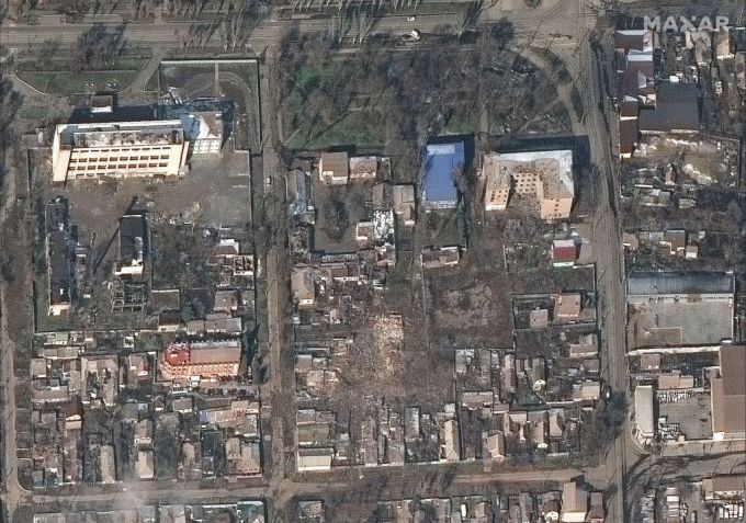 Imagens de satélite Maxar mostram destruição de mercearias e shopping centers no oeste de Mariupol, Ucrânia / Satellite image (c) 2022 Maxar Technologies/Getty Images