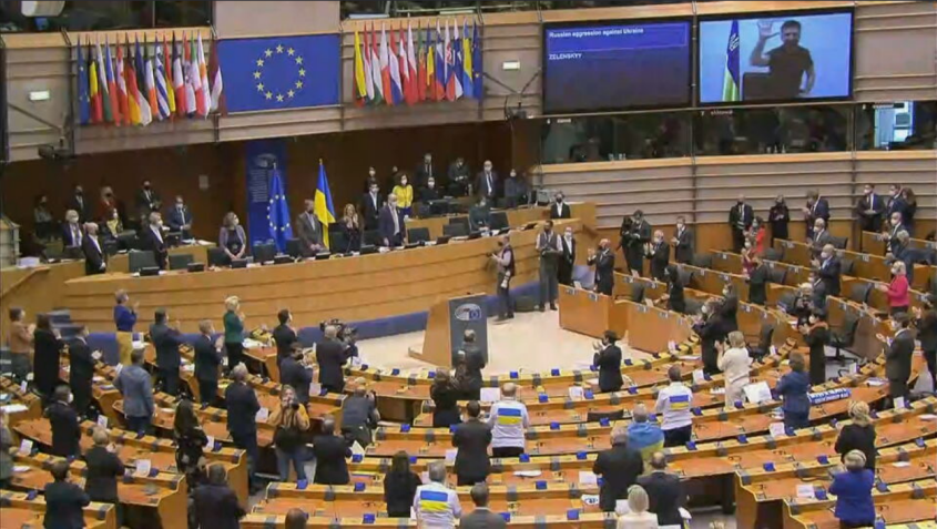 Parlamento europeu aplaudiu de pé o presidente da Ucrânia, Volodymyr Zelensky, após fala por videoconferência / 1/3/2022 Reuters