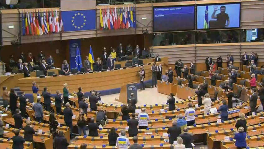 Parlamento europeu aplaudiu de pé o presidente da Ucrânia, Volodymyr Zelensky, após fala por videoconferência / 1/3/2022 Reuters