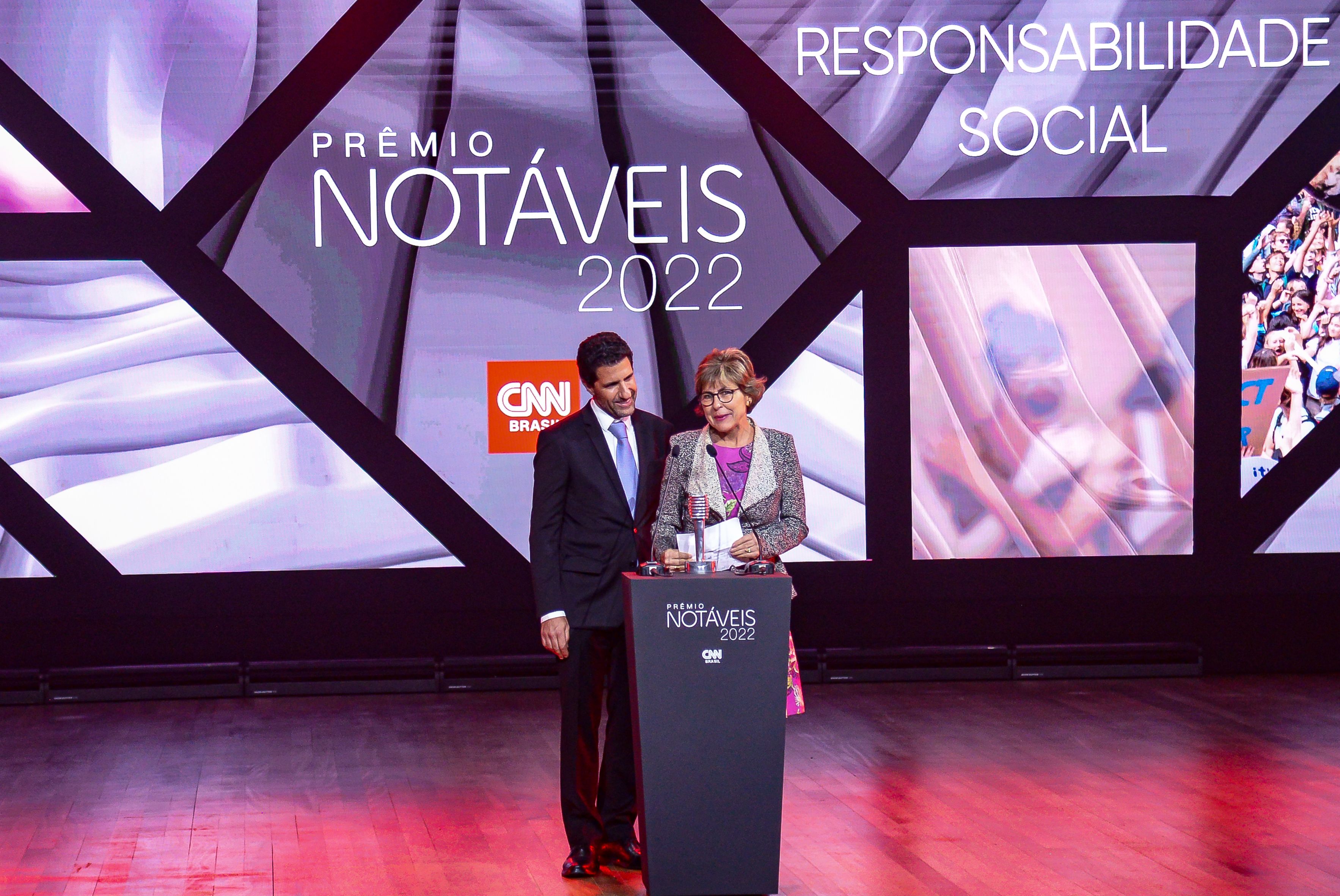 João Paulo Serra e Laís Betty, do Instituto Dharma, recebem o Prêmio Notáveis CNN Brasil 2022 na categoria Responsabilidade Social / CNN Brasil