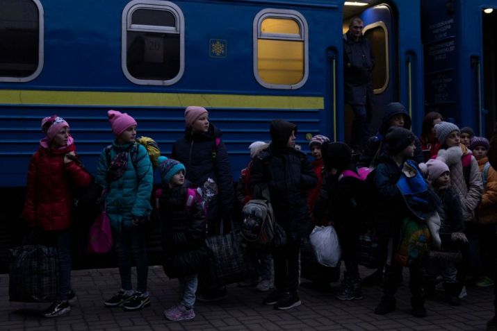 Crianças evacuadas de um orfanato em Zaporizhzhia chegam ao principal terminal ferroviário em Lviv, Ucrânia, no dia 5 de março / Dan Kitwood/Getty Images