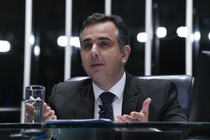 O presidente do Senado, Rodrigo Pacheco (PSD-MG), na sessão que aprovou texto-base do projeto que altera a cobrança do ICMS dos combustíveis
