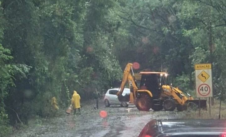 Queda de árvores impediu o fluxo na rodovia estadual SC 160 / Corpo de Bombeiros de Santa Catarina