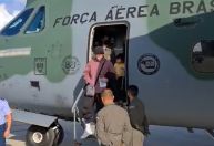 Avião com brasileiros que deixaram a Ucrânia chega ao Brasil