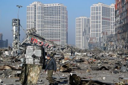 Destroços e escombros do lado de fora de um shopping danificado no distrito de Podilskyi, em Kiev