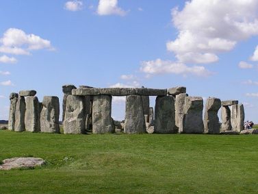 A construção de Stonehenge começou por volta de 3000 a.C. e ocorreu em várias fases, segundo pesquisas anteriores, e acredita-se que a Pedra do Altar tenha sido colocada dentro da ferradura central durante a segunda fase de construção, entre 2620 a.C. e 2480 a.C.