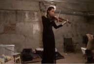 “Toco violino no bunker para distrair as pessoas do barulho das bombas”, diz violinista ucraniana