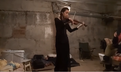A violinista Vera Lytovchenko mora em Kharkiv, na Ucrânia, e tem se apresentado para outros ucranianos no bunker onde se protegem dos bombardeios