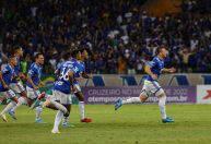 Cruzeiro vence, reverte vantagem do Athletic e se aproxima da final do Mineiro
