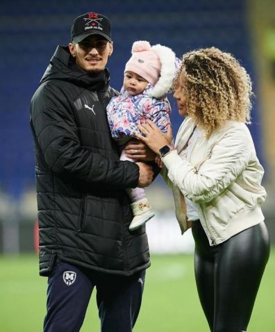Derek Freitas, futebolista que jogava no clube ucraniano Metalist, de Kharkiv, a filha e a esposa Nathália, quando ainda viviam na Ucrânia / Reprodução/Instagram