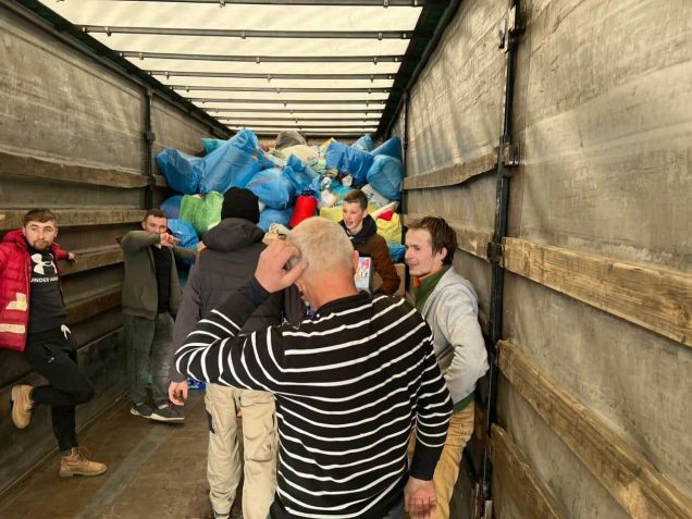 Voluntários oferecem mantimentos a refugiados que deixam a Ucrânia /