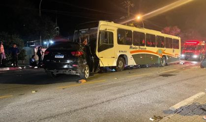 Casal morre e 21 ficam feridos em acidente entre carro e ônibus em Búzios