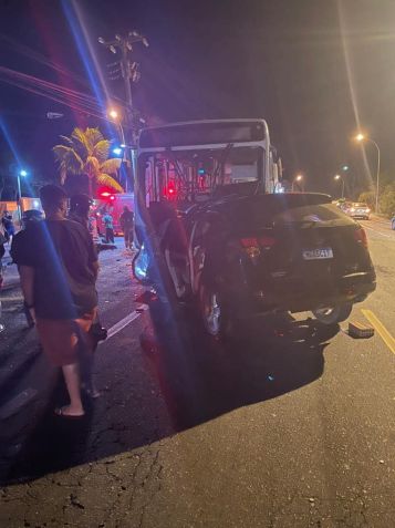 Acidente aconteceu pouco depois das 22h50. / Foto: Folha de Búzios