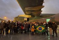 Avião da FAB parte da Polônia com brasileiros e animais resgatados da guerra