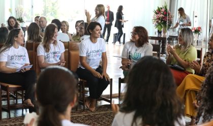 Bolsonaro e primeira-dama recebem mães de filhos com doenças raras no Alvorada