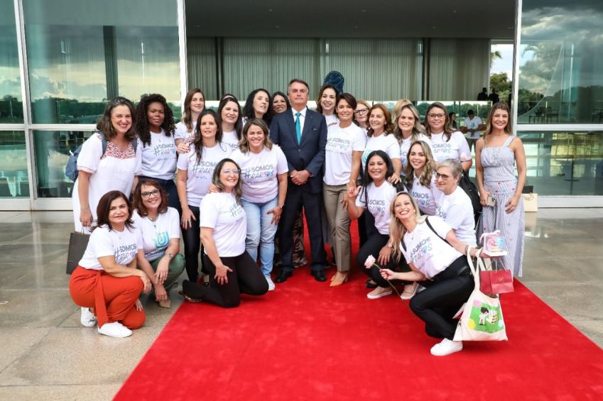 Presidente Jair Bolsonaro e a primeira-dama, Michelle Bolsonaro, com mães de filhos de doenças raras / José Dias/PR
