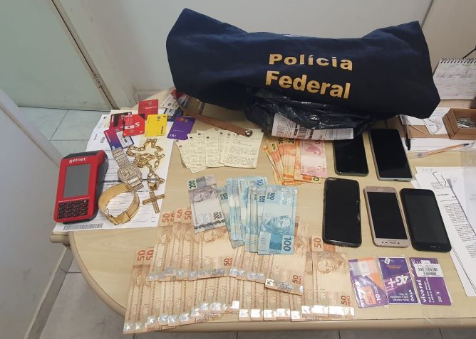Dinheiro e itens apreendidos pela polícia durante operação contra tráfico de drogas no Rio de Janeiro / Divulgação/PF