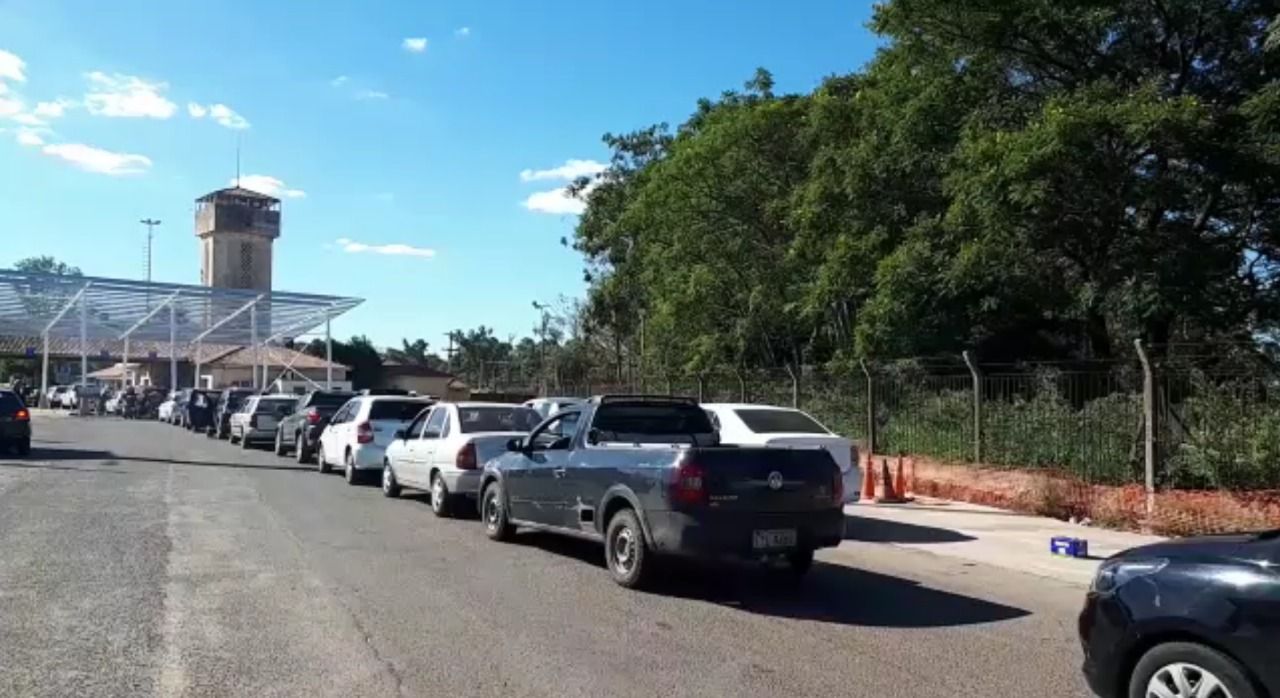 Fila na ponte que faz a ligação entre o Brasil e Argentina/ Genaina Baumart/Reprodução