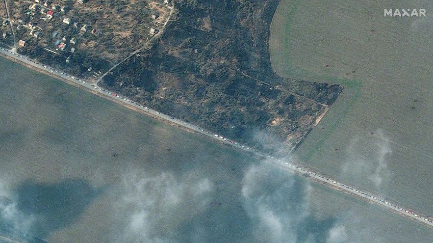 Comboio de ônibus saindo de Mariupol, destruída por ataques / magem de satélite/Maxar Technologies