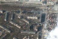Novas imagens de satélite mostram destruição e fila de carros saindo de Mariupol