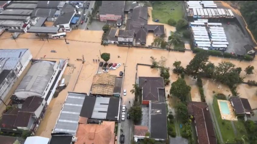 Imagens aéreas de Petrópolis mostram região alagada após fortes chuvas / Lucas Lamela/CNN